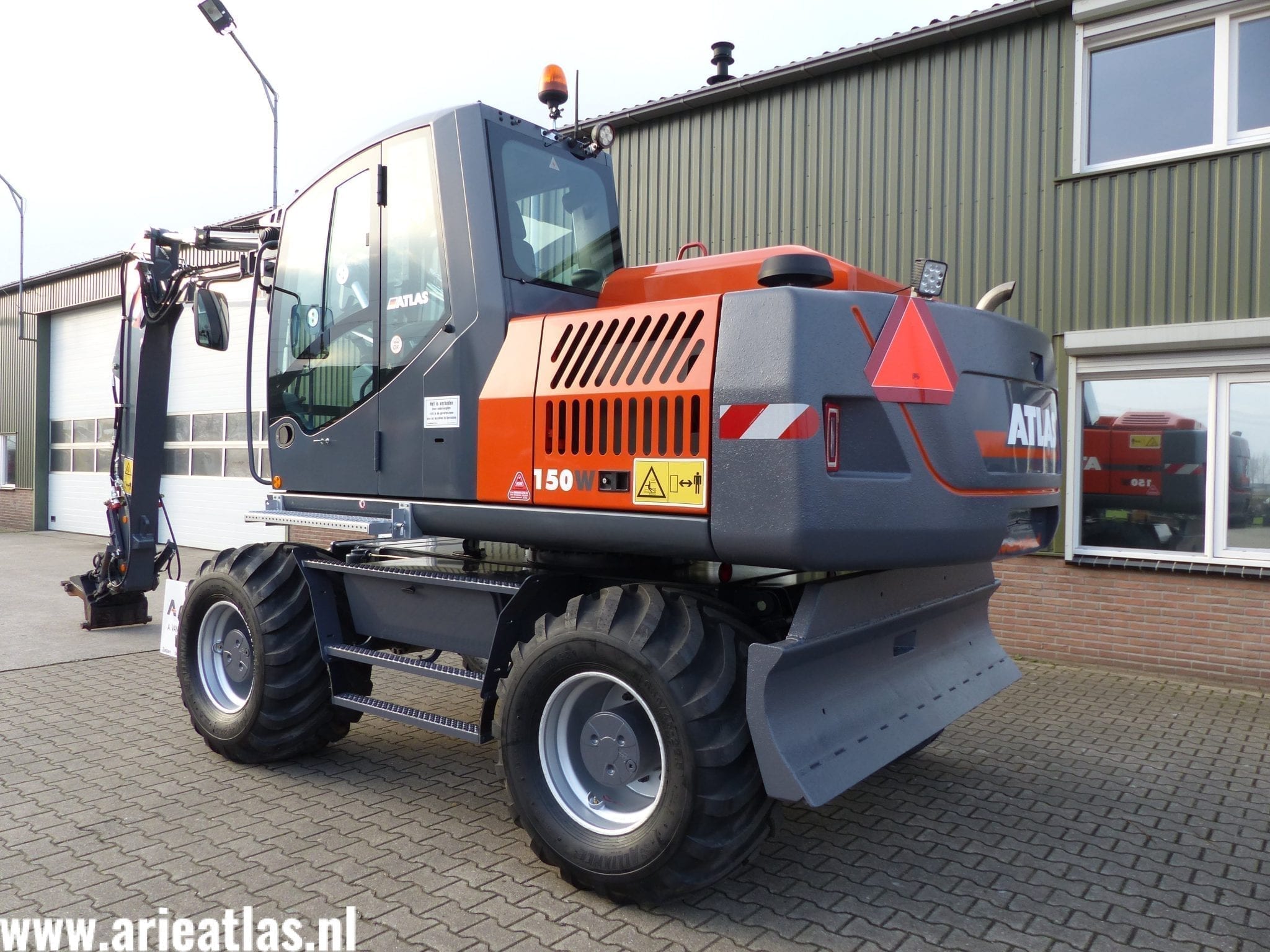 ATLAS 150W voor A. van Oostrum machineverhuur Eemnes - Afbeelding 2