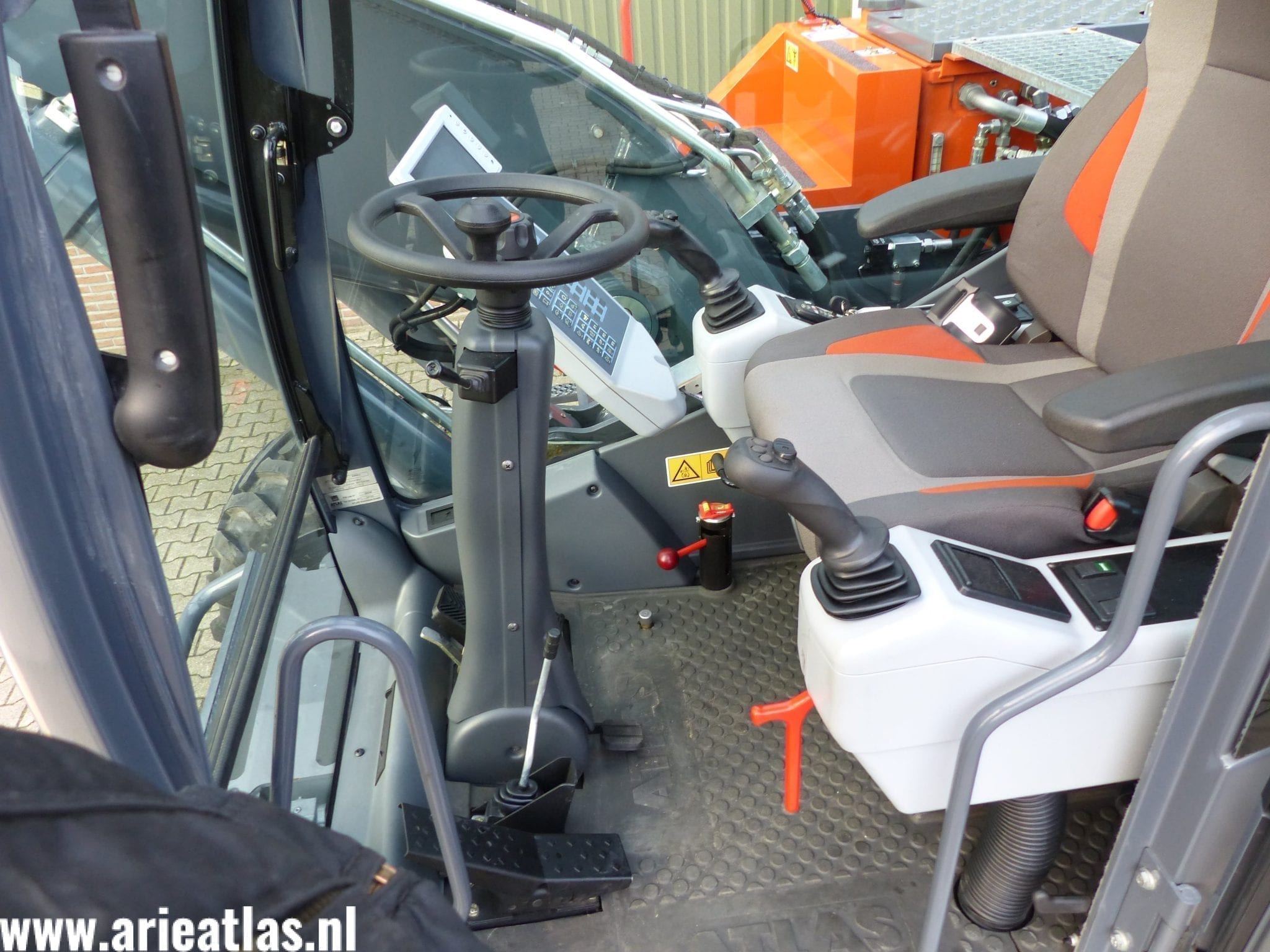 ATLAS 150W voor A. van Oostrum machineverhuur Eemnes - Afbeelding 6